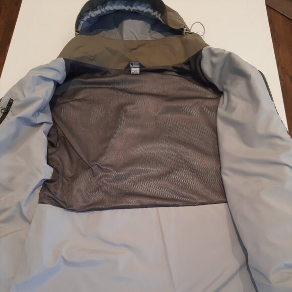 Mountain Equipment Co-op (MEC) - Gore-Tex Jacket - Women's Medium - Picture 2 of 16